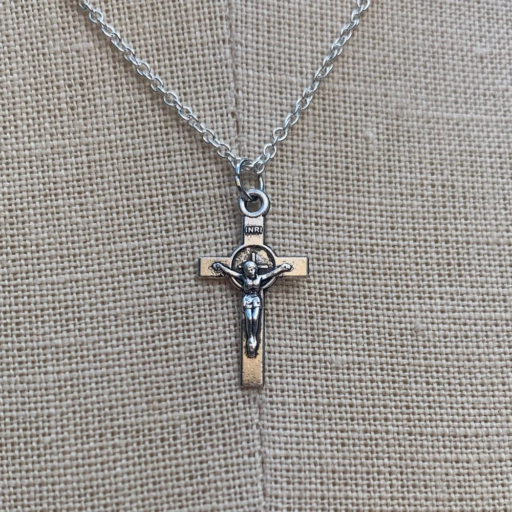 NWT Sterling Silver Plated Chain & Crucifix Alloy Metal Charm Necklace - Picture 13 of 14